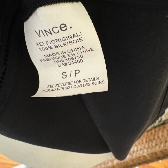 VINCE Silk Black Tank Top Sleeveless Shell Side Seam Accent Simple Scoop Neck - Picture 7 of 7